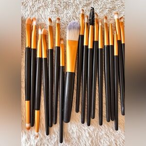 20 pieces Assorted Lightweight Make up Brush Set